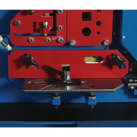 Hydraulische Profilstahlschere/Lochstanze HPS 65 DS Frontdetail mit roter Werkzeugführung und Spannvorrichtung.