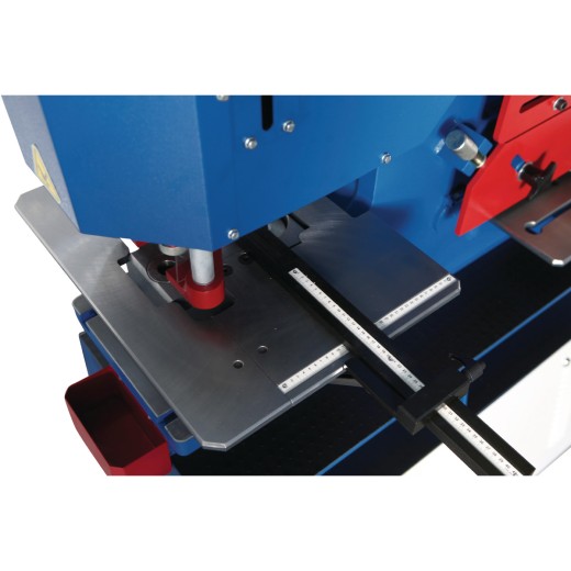 Hydraulische Profilstahlschere/Lochstanze HPS 85 DS Nahaufnahme der Stanzstation mit Linealführung und Metallauflage.