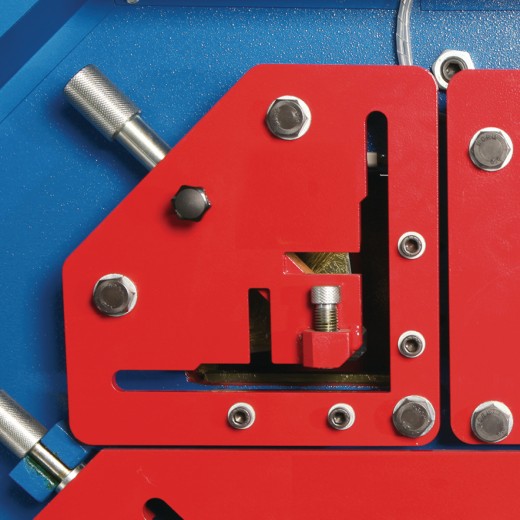 Hydraulische Profilstahlschere/Lochstanze HPS 85 DS Detailansicht der linken Werkzeugführung mit Schrauben und Einstellmechanik.