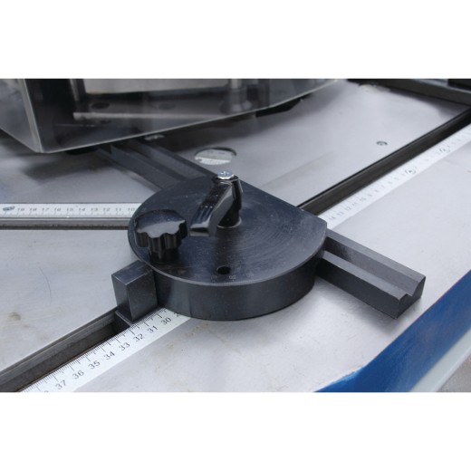 Ausklinkmaschine mit Stanzstation AKM 200-6 VP Detailansicht eines verstellbaren Anschlags mit Rundskala und Schiebeschiene.