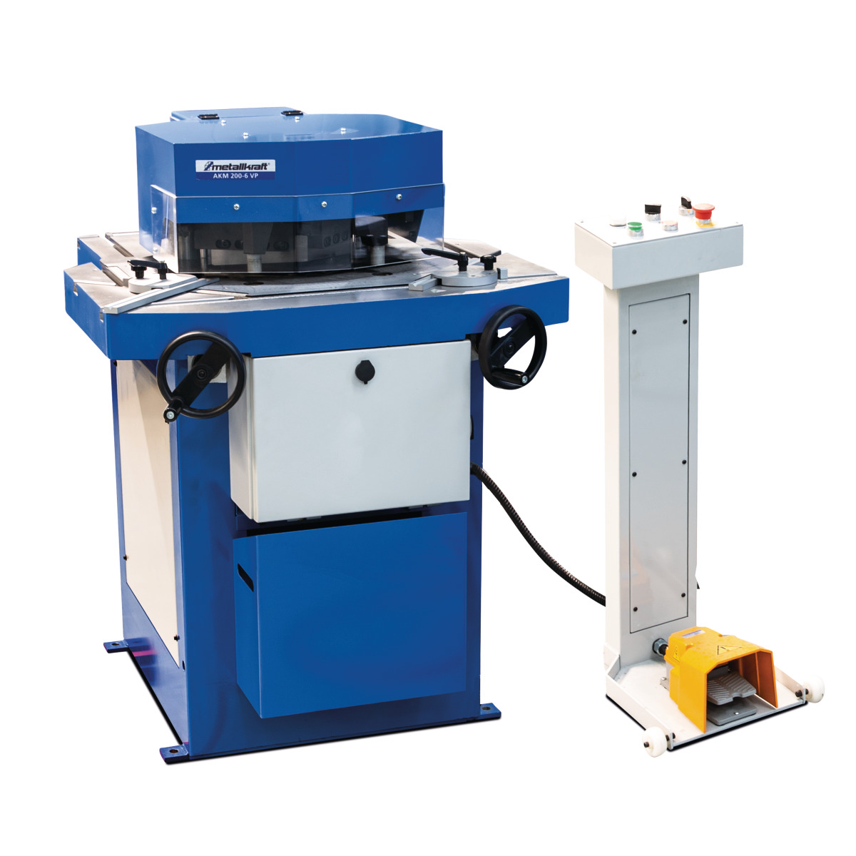 Schräge Frontansicht der Blechschere mit Handrädern, Steuerpult und Fußpedal.