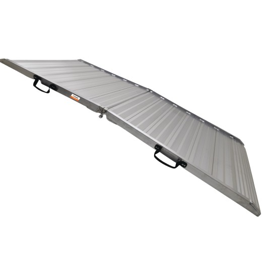 Seitliche Perspektive einer geöffneten Aluminiumrampe mit Tragegriffen und leicht erhöhter Mittelverbindung.