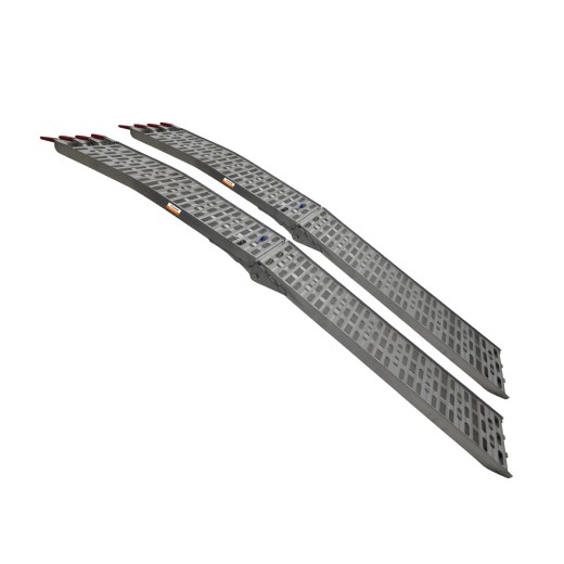 Zwei identische klappbare Verladeschienen aus Aluminium mit Lochstruktur, seitlich fotografiert und nebeneinander auf dem Boden liegend.