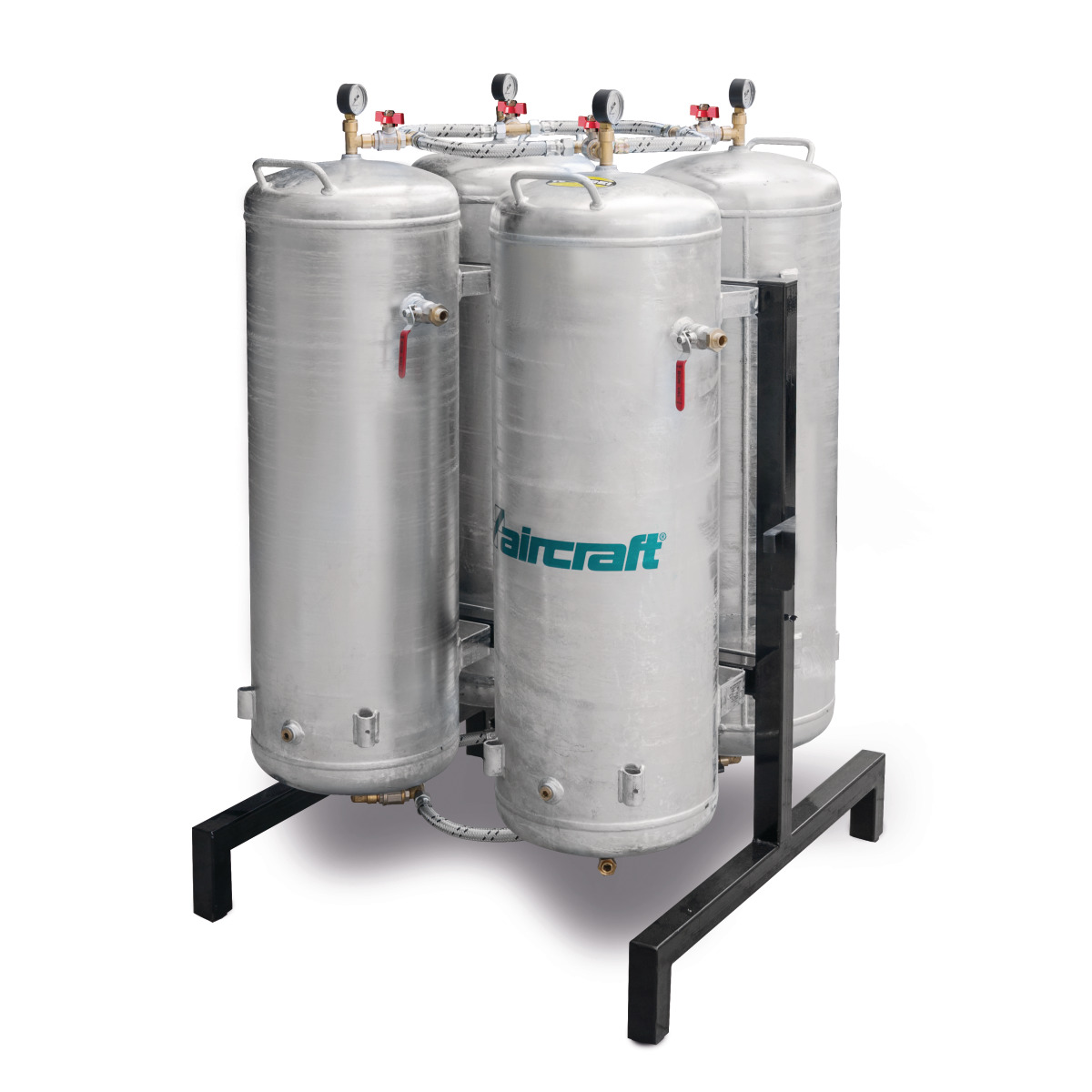 Vier verbundene Druckluftbehälter aus Metall mit Ventilen und Manometern, montiert auf schwarzem Rahmen.