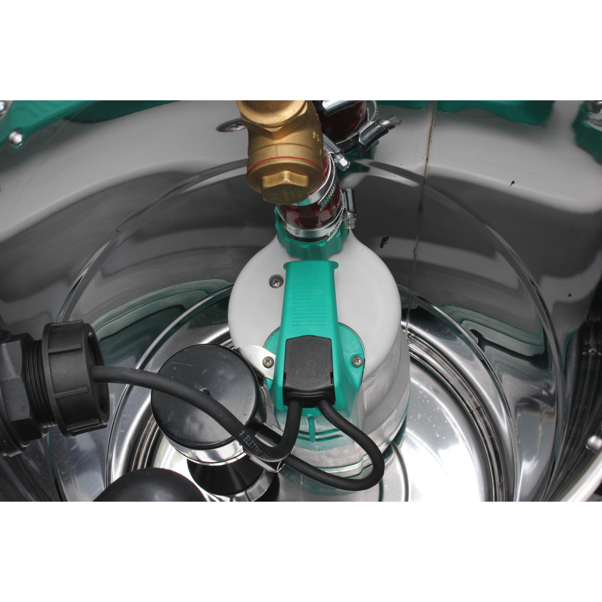 Innenansicht des Tanks mit montierter Tauchpumpe und Messinganschluss.