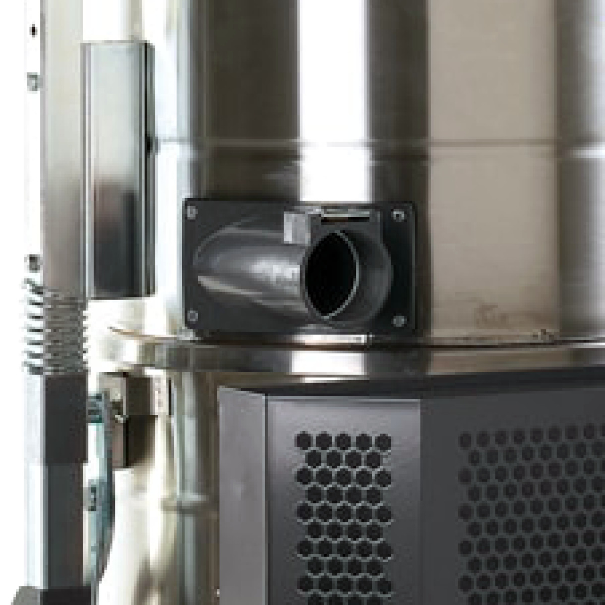 Detailaufnahme des Sauganschlusses und Metallgehäuses des flexCAT 1100 ATEX.