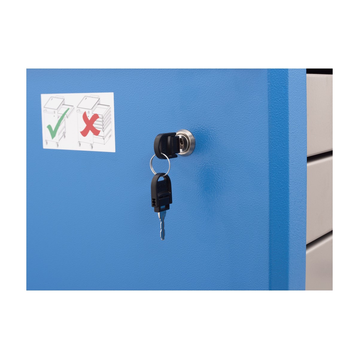 940EM1_1 Nahaufnahme einer Schubladenschiene am Werkzeugwagen; links Seitenwand mit eingestecktem Schlüssel.