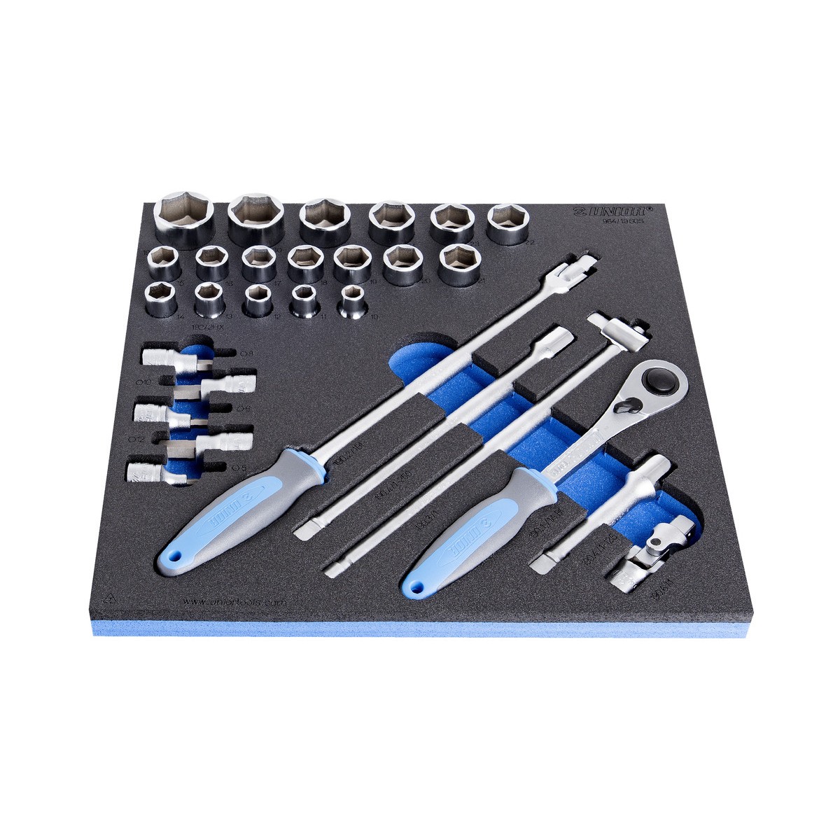 Schwarze Schaumeinlage mit Ratsche, Stecknüssen, 3 Verlängerungen, Kardangelenk, Adaptern und zwei Griffen, blaue Unterlage.