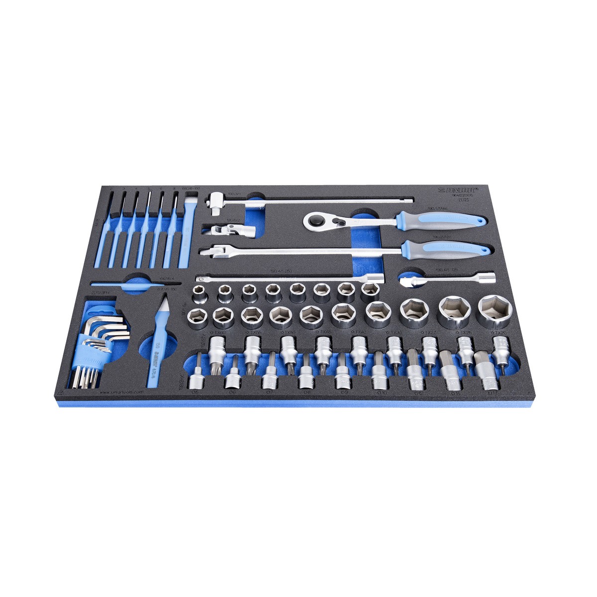 Schaumeinlage mit Steckschlüsselsatz: Ratsche, Verlängerungen, Kardangelenk, Nüsse in verschiedenen Größen und Innensechskantschlüssel.