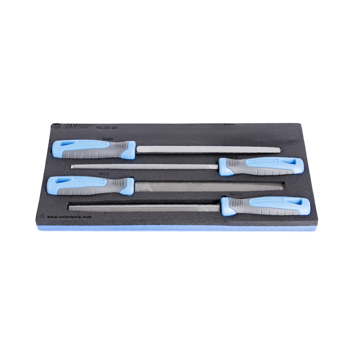 Schaumstoffeinlage mit vier Feilen in verschiedenen Längen, mit blau-grauen Griffen, waagrecht angeordnet.