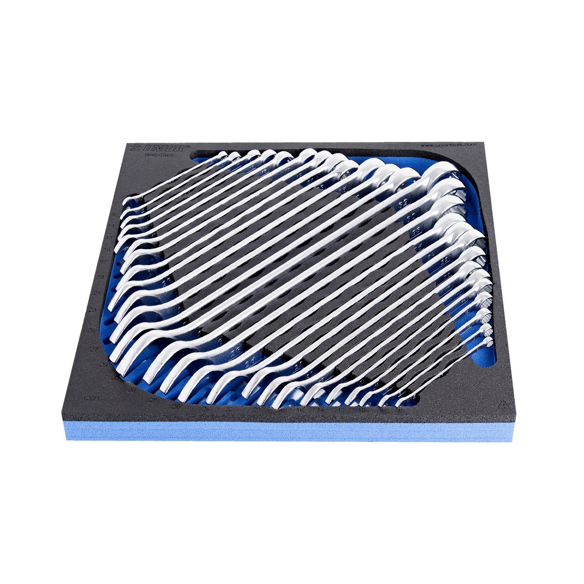 Schwarze Schaumeinlage mit verchromten Doppelmaulschlüsseln in verschiedenen Größen, diagonal gestapelt; blaue Unterlage sichtbar.