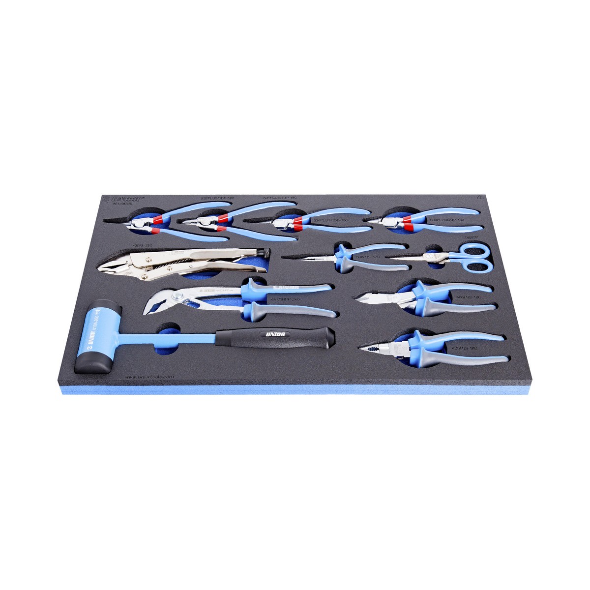 Schaumstoffeinlage mit Werkzeugen: mehrere Zangen, Gripzange, Schere, Durchschlag, Dorn und Gummihammer, jeweils in Aussparungen.