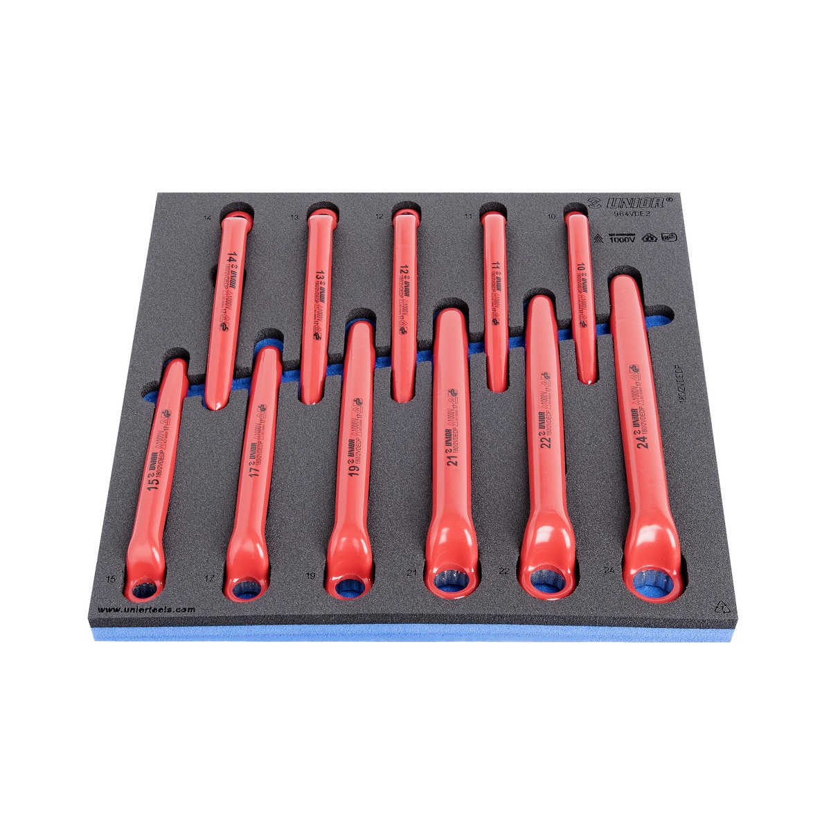 Schwarze Schaumeinlage mit 8 roten, isolierten Ringschlüsseln in verschiedenen Größen, senkrecht angeordnet, blaue Unterlage.