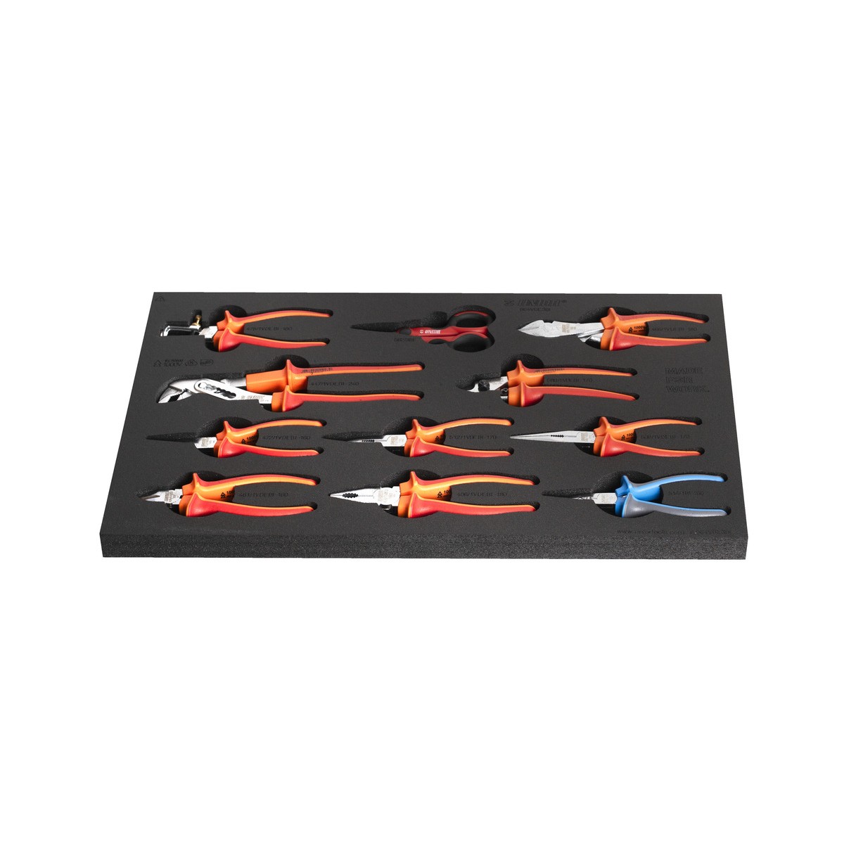 Schaumeinlage mit VDE-isolierten Zangen, Seitenschneidern und Schere; orange-rote und eine blaue Griffzange, geordnet.