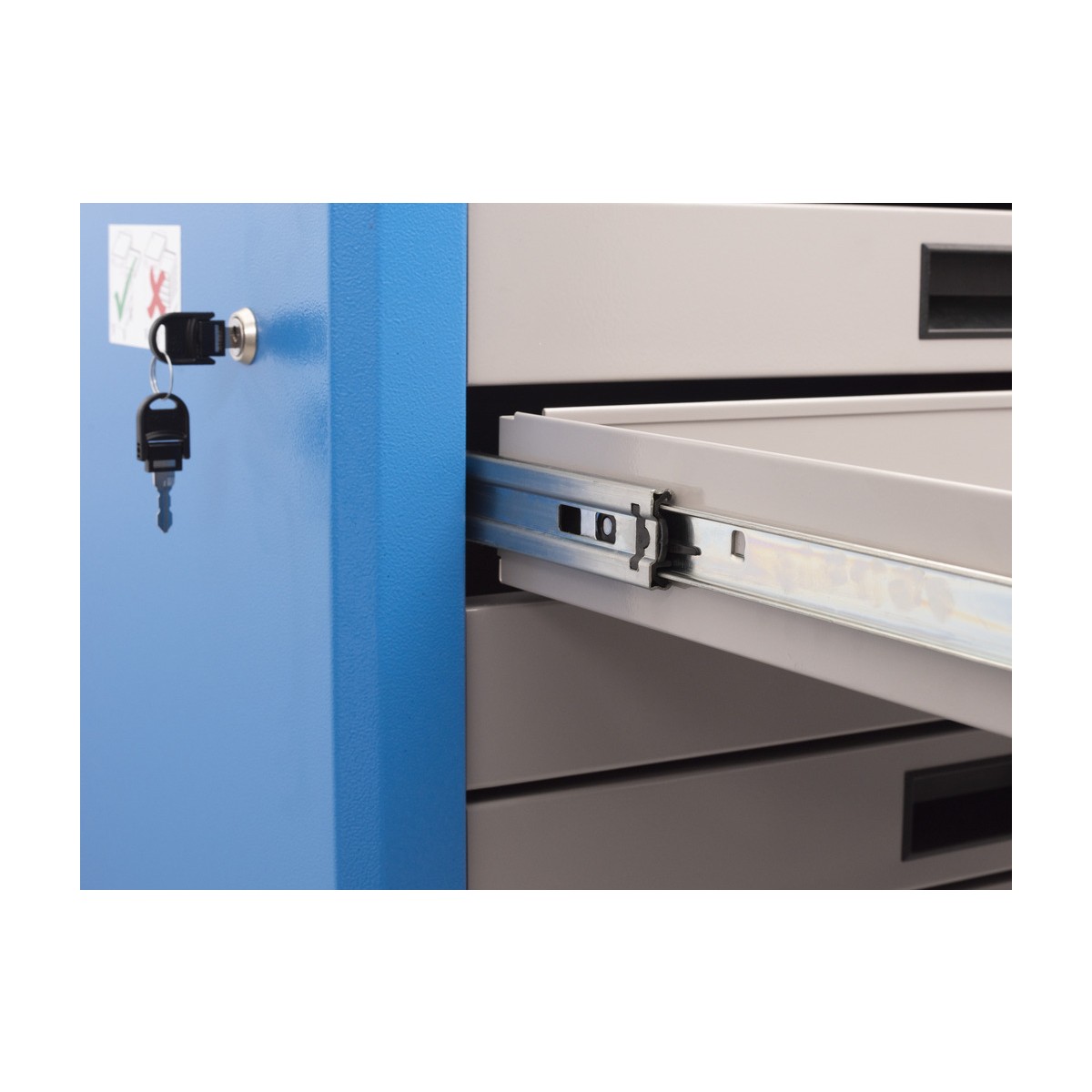 Werkzeugwagen 940EM1 mit Werkzeugset Geöffnete Schublade mit Auszugsschiene; links Seitenwand mit Schloss und Schlüsselbund.