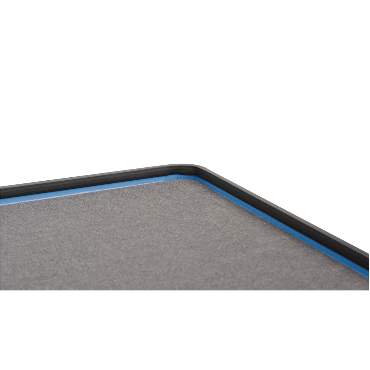 Werkzeugwagen 940EM1 mit Werkzeugset Detail der oberen Ablage: graue Arbeitsfläche mit schwarzem umlaufendem Rand und blauem Rahmen.
