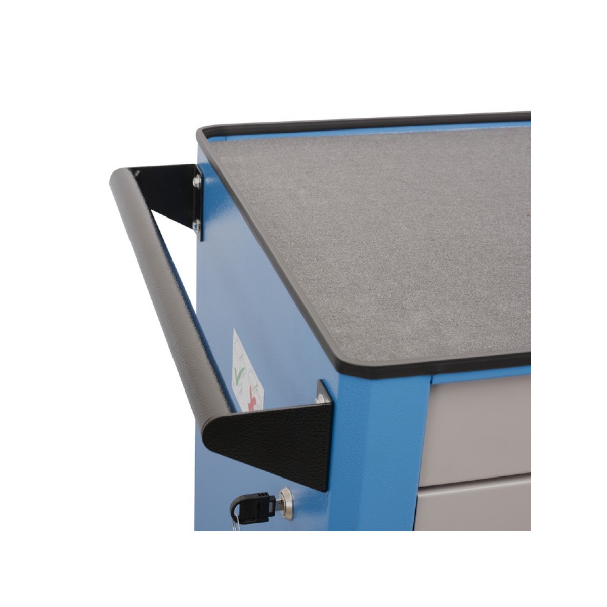 Werkzeugwagen 940EM1 mit Werkzeugset Detail der Ecke: seitlicher Schiebegriff, graue Ablagefläche oben und Schloss mit Schlüssel unten.