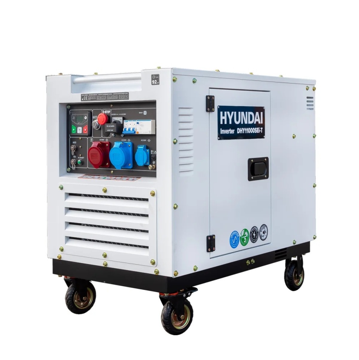 Weißer Inverter-Generator auf vier Rollen mit Bedienfeld, Steckdosen, Not-Aus und seitlicher Serviceklappe in Front-Schrägansicht.