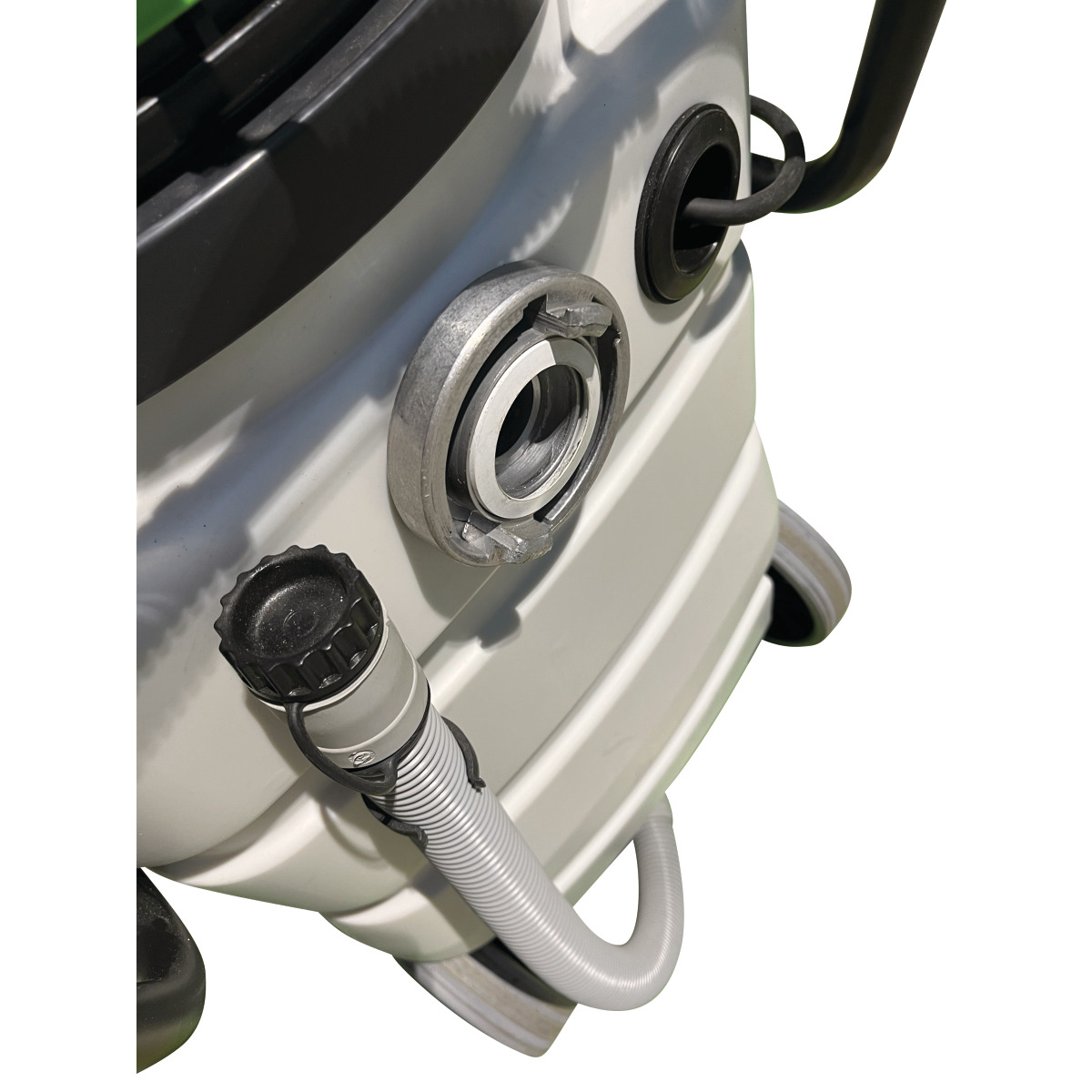 Detail der Behälteraußenseite mit Schlauch, Verschlusskappe und rundem Metallanschluss.