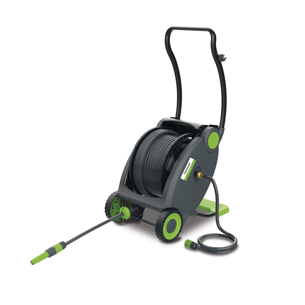 Schlauchwagen schräg von hinten mit Schlauchtrommel, Griffbügel, Rädern und losem Anschlussstück am Boden.