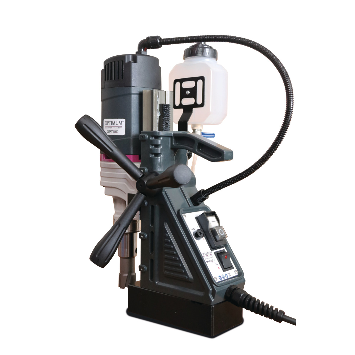 Magnetkernbohrmaschine OPTIdrill DM 50 Freigestellte schräge Rück- beziehungsweise Seitenansicht mit Bedienfeld, Vorschubkreuz und Kühlmitteleinheit.