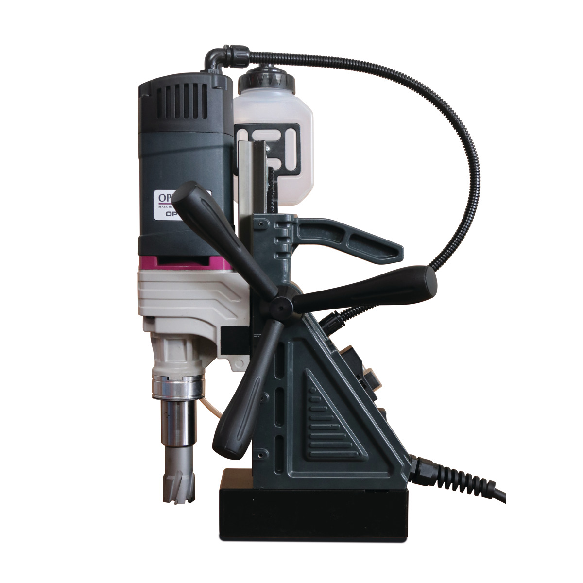 Magnetkernbohrmaschine OPTIdrill DM 50 Freigestellte Seitenansicht der Magnetkernbohrmaschine mit Bohrwerkzeug, Führungsmechanik und flexiblem Kühlmittelschlauch.