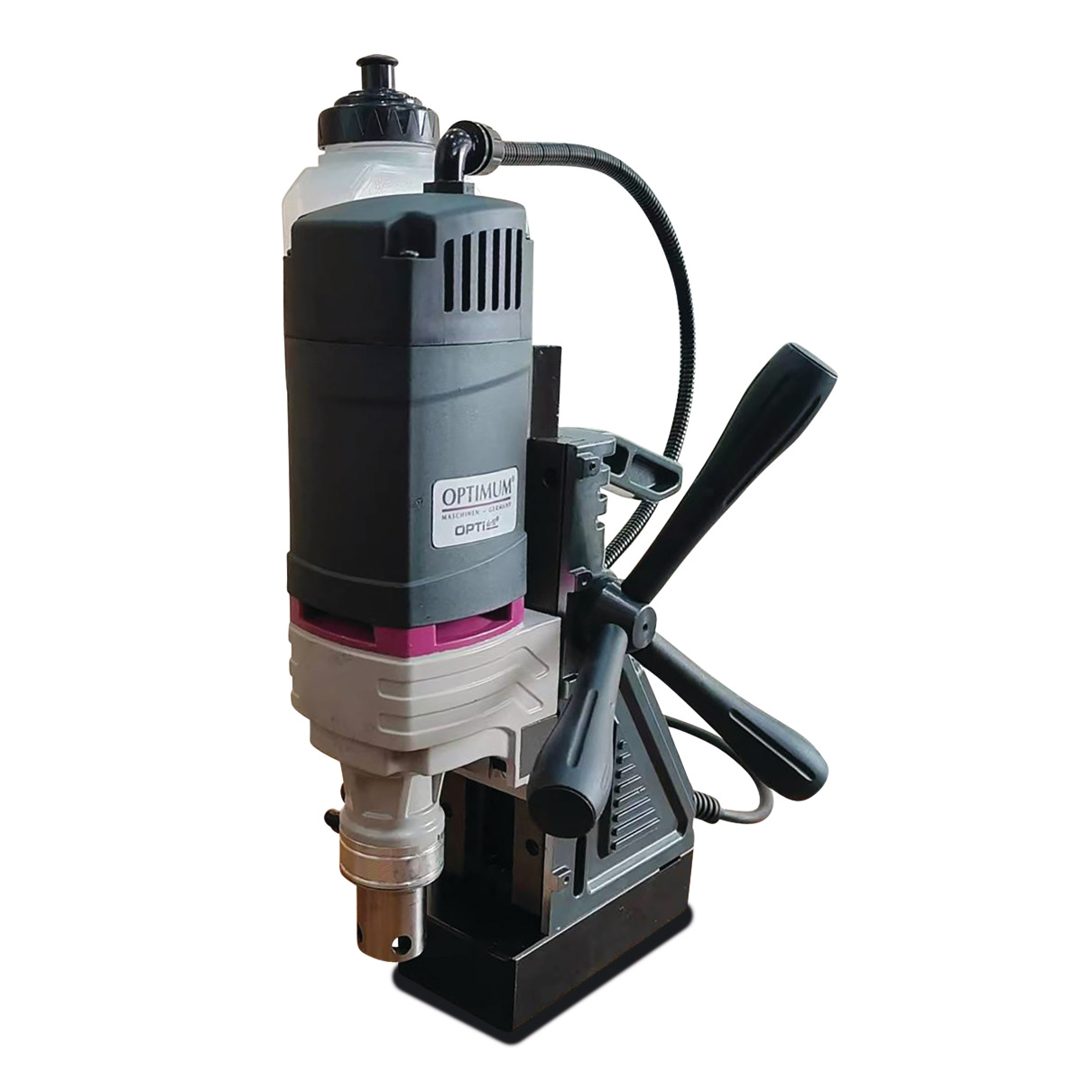 Magnetkernbohrmaschine OPTIdrill DM 50 Freigestellte Gesamtansicht der Magnetkernbohrmaschine in schräger Vorderansicht mit Vorschubhebeln und Kühlmittelbehälter.