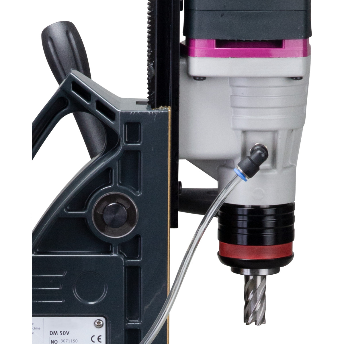 Magnetkernbohrmaschine OPTIdrill DM 50V Detailaufnahme des unteren Maschinenbereichs mit Kühlmittelanschluss, Spindelaufnahme und eingesetztem Kernbohrer.