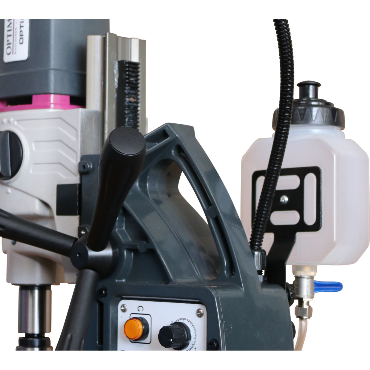 Magnetkernbohrmaschine OPTIdrill DM 50 Detailaufnahme des Maschinenkörpers mit Tragegriff, Vorschubmechanik, Kühlmittelbehälter und oberem Bedienbereich.