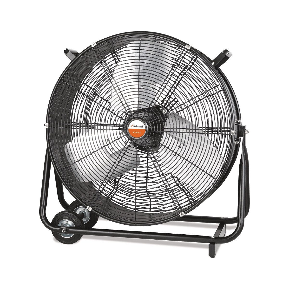 Schwarzer mobiler Bodenventilator mit Schutzgitter, drei Flügeln, Rohrgestell und zwei Rädern vor weißem Hintergrund.