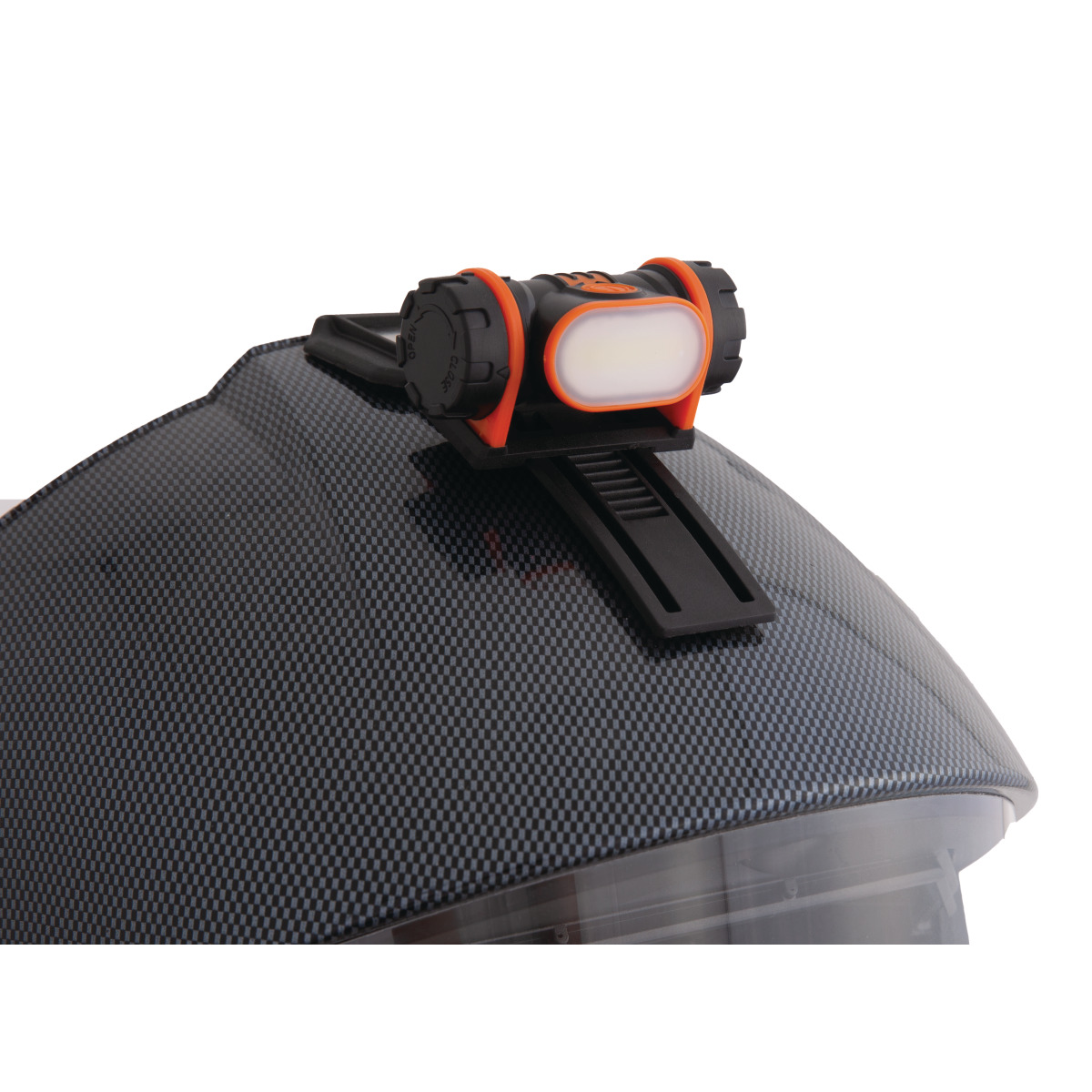 LED Leuchte
für Automatik-Schweißschutzhelm Nahaufnahme einer Helmlampe mit Clip auf einem Schweißhelm mit dunklem Karbonmuster.