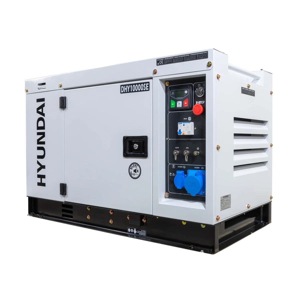 Hyundai Stromerzeuger DHY10000SE Schrägansicht des weißen Dieselgenerators mit Gehäusetür, Bedienfeld, Not-Aus-Schalter, zwei blauen Steckdosen und Lüftungsgittern.