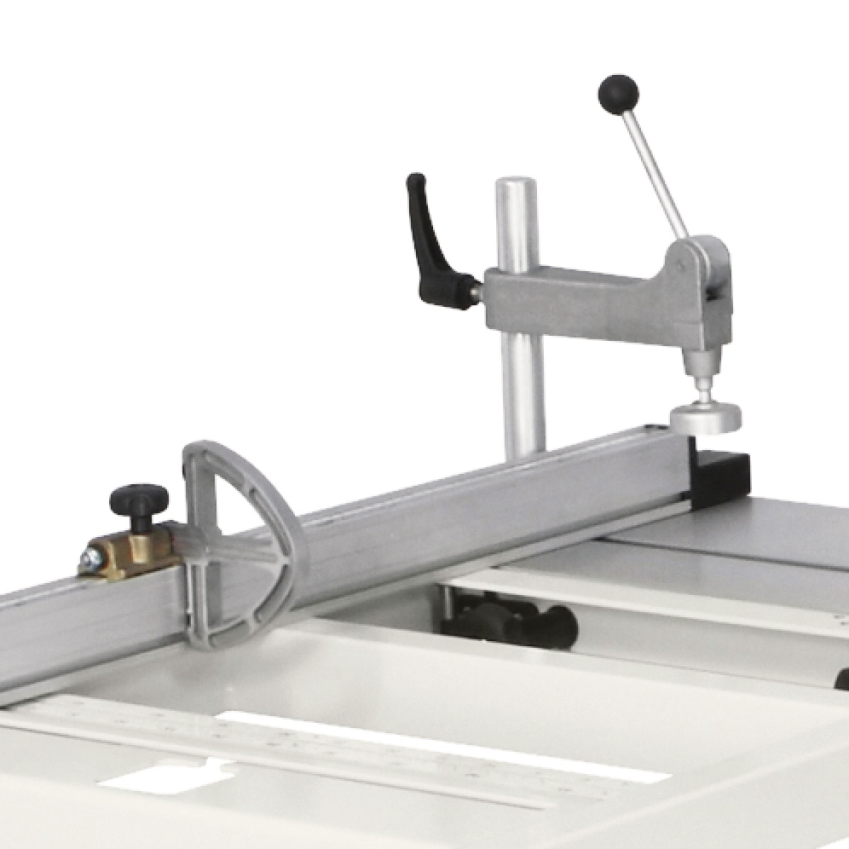 Formatkreissäge minimax sc 3c 23 Queranschlag am Schiebetisch mit Maßskala, Anschlagklappe und Werkstück-Niederhalter mit Spannhebel.