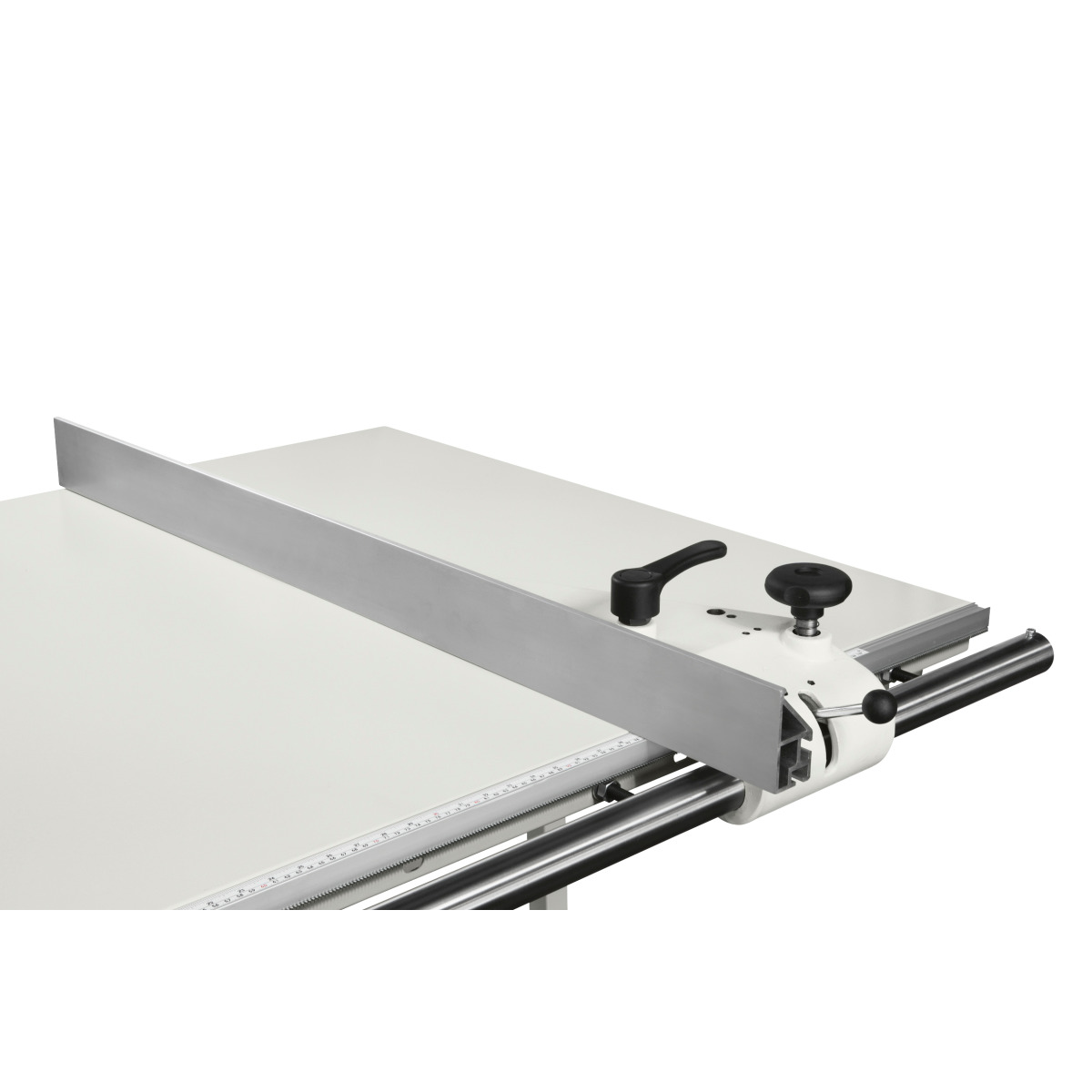 Formatkreissäge minimax sc 3c 23 Parallelanschlag auf dem Maschinentisch mit Führungsschienen, Maßskala, Klemmhebel und Einstellknopf.