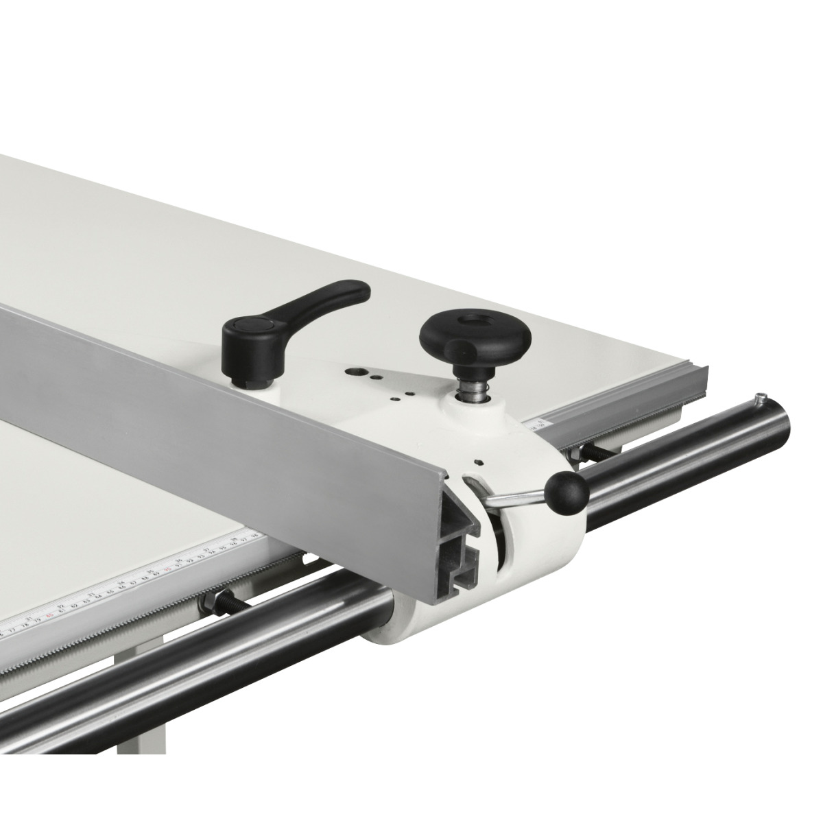 Parallelanschlag mit Aluminiumprofil, Führungsschienen, Maßskala, Klemmhebel und Einstellknopf.
