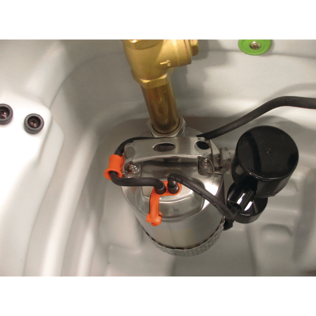 Nass-/Trockensauger flexCAT 290 EP Innenansicht des Behälters mit Metallpumpe, schwarzen Schläuchen, orangefarbenen Anschlüssen und Messingbauteil.