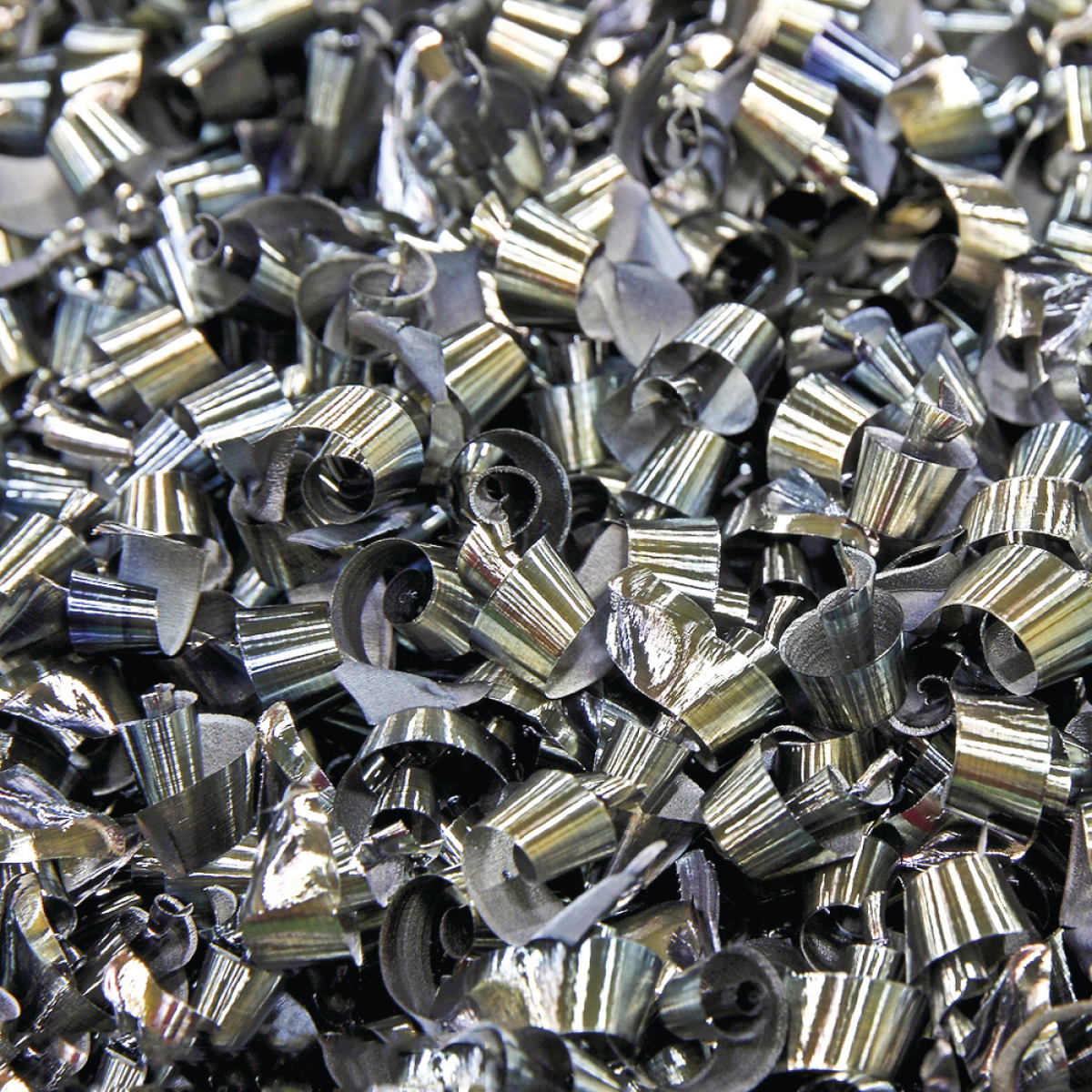 Spezialsauger flexCAT 3100 EOT-PRO Nahaufnahme zahlreicher spiralförmiger Metallspäne in unterschiedlichen Größen.